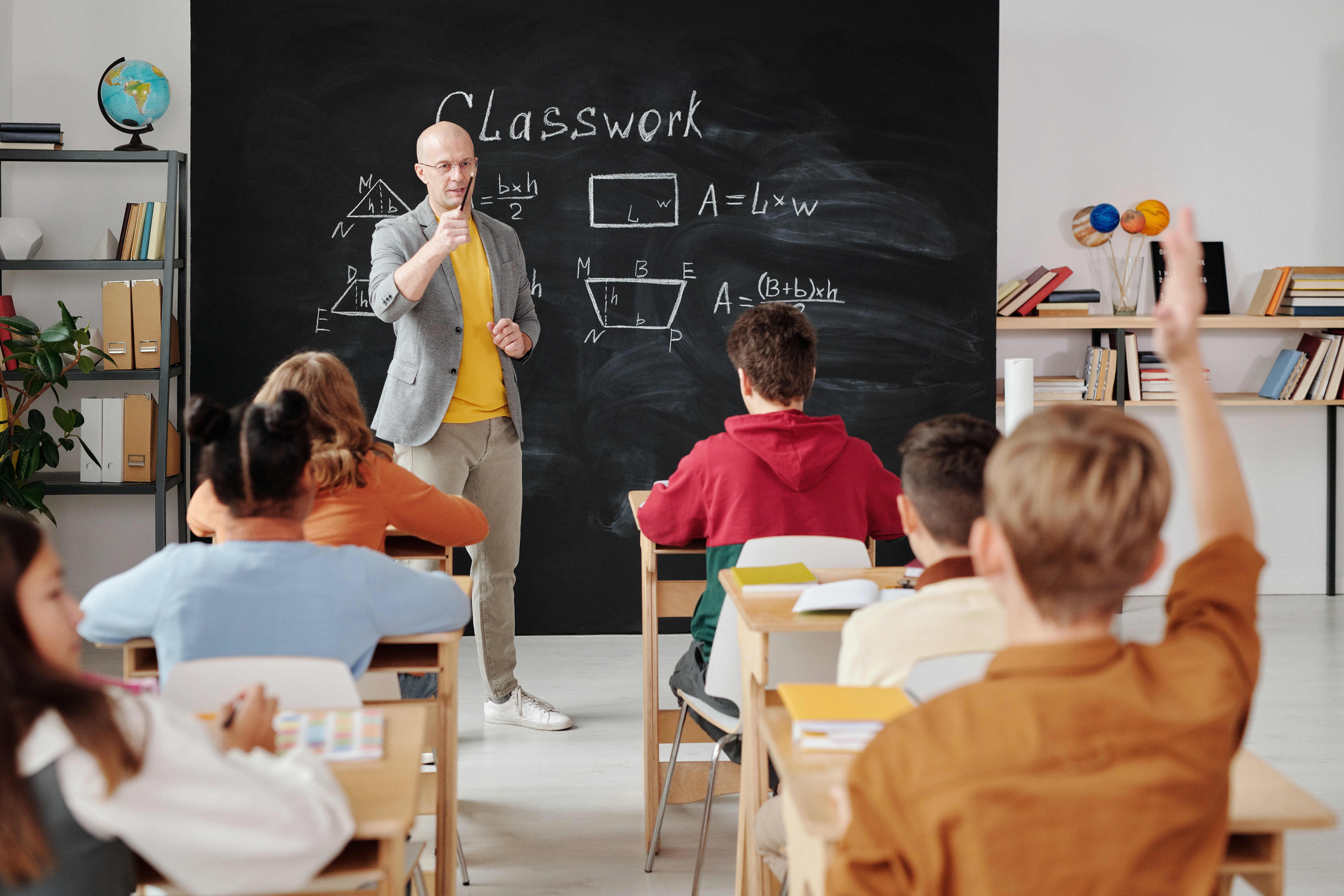 The teacher to us go home. Школа современного учителя. Урок в классе. Учитель в школе. Современный ученик.